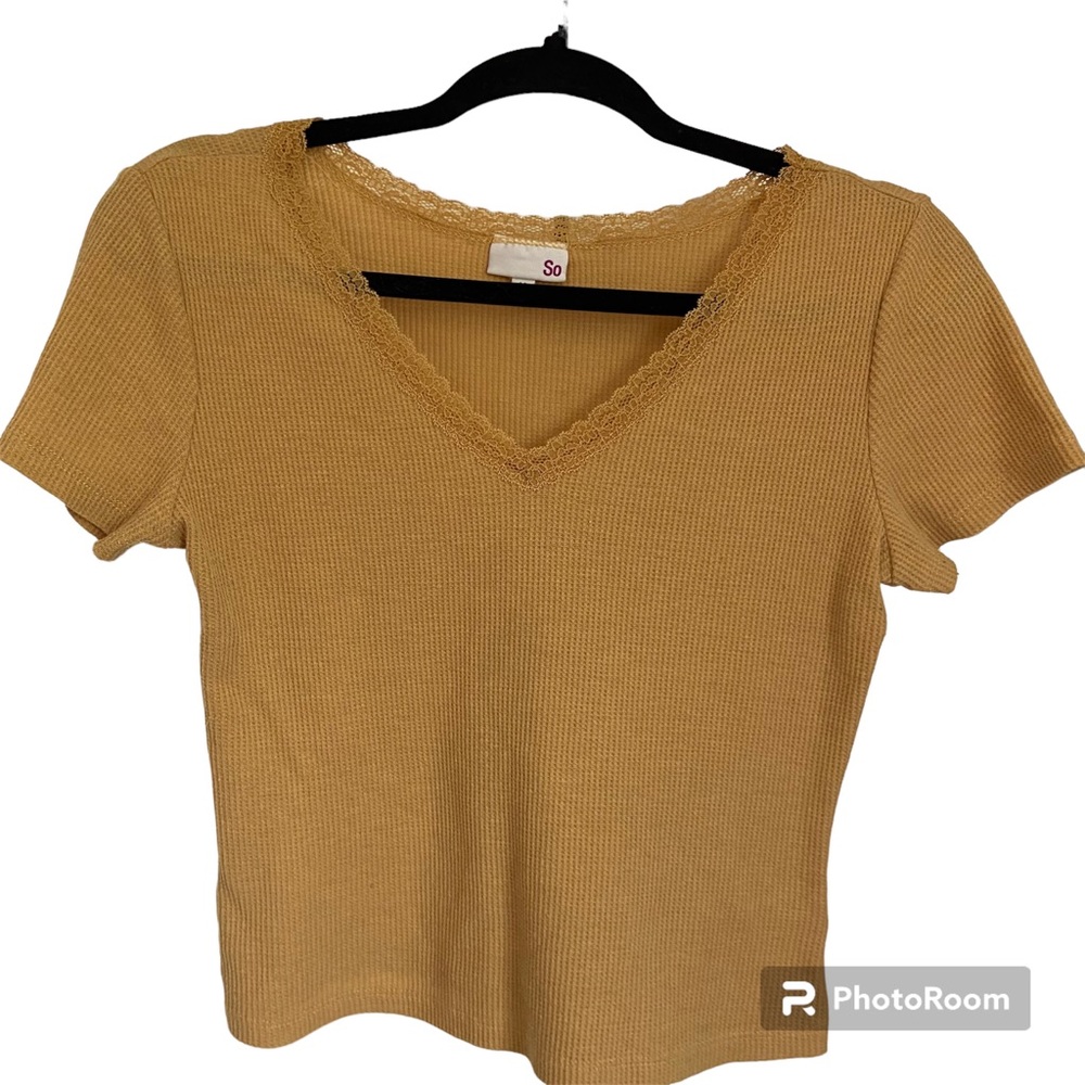 Juniors’ Lace Trim V-Neck Tee